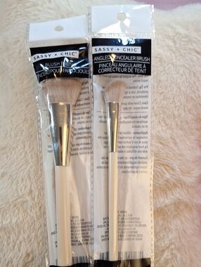 Sassy + Chic White Blush & Angled Concealer Brush Duo